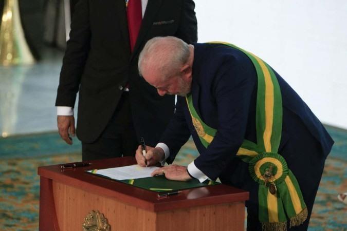 Lula assina MPs para pagar R$ 600 no Bolsa Família, desonerar combustíveis e revoga decreto que permitia o garimpo em áreas indígenas e de preservação