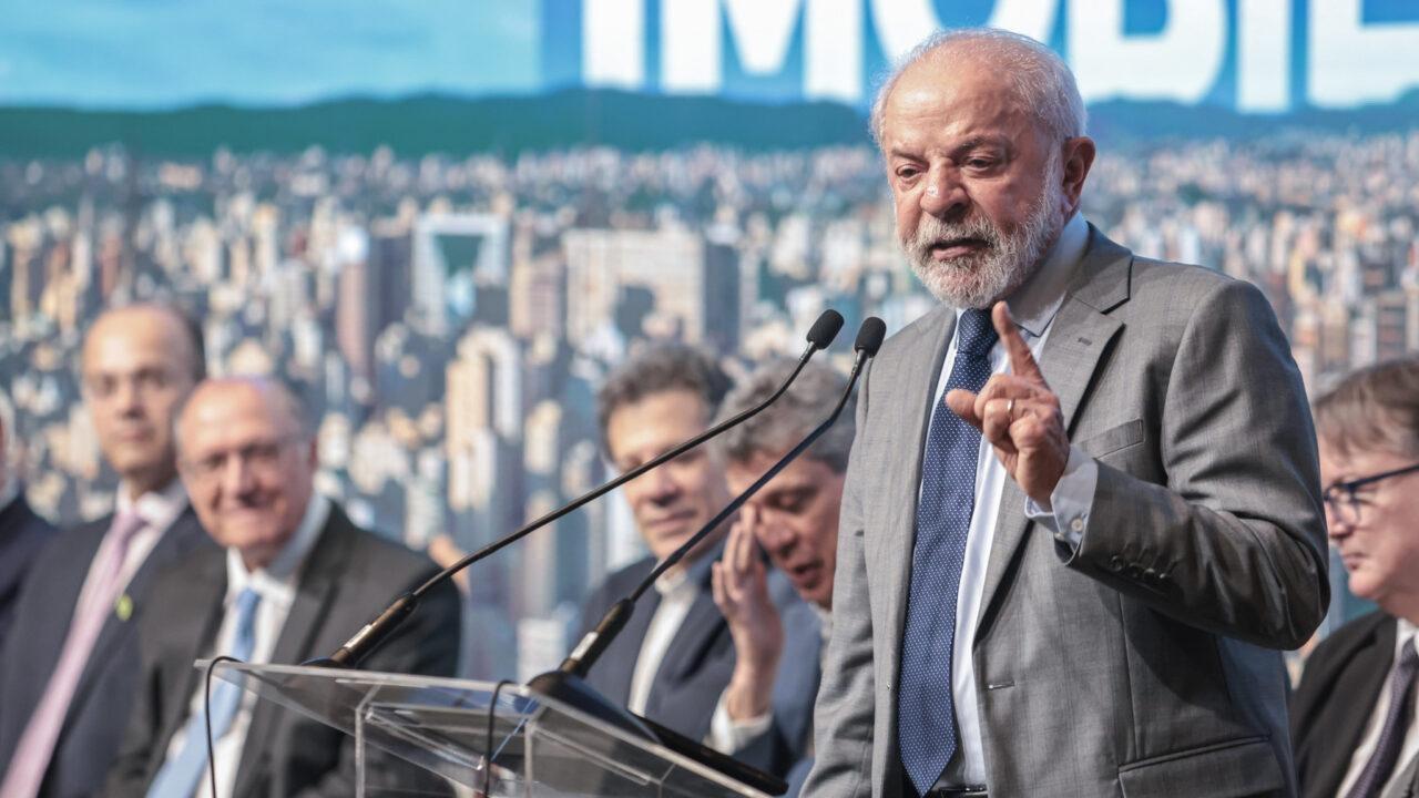 Lula confirma candidatura à reeleição e critica protecionismo em visita à Indonésia