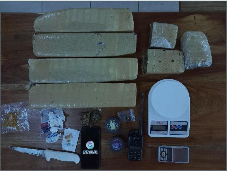 Mãe denuncia o próprio filho por tráfico de drogas no Alto Vale