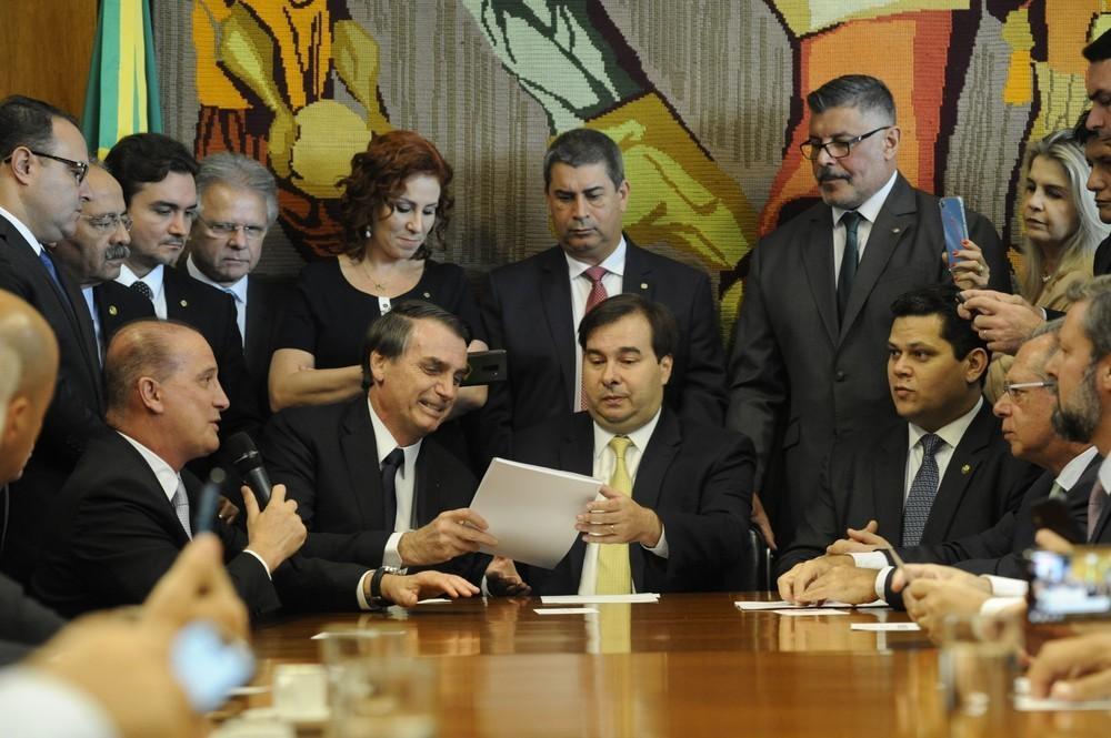 Maia: CCJ só deve votar Previdência após governo enviar proposta sobre militares