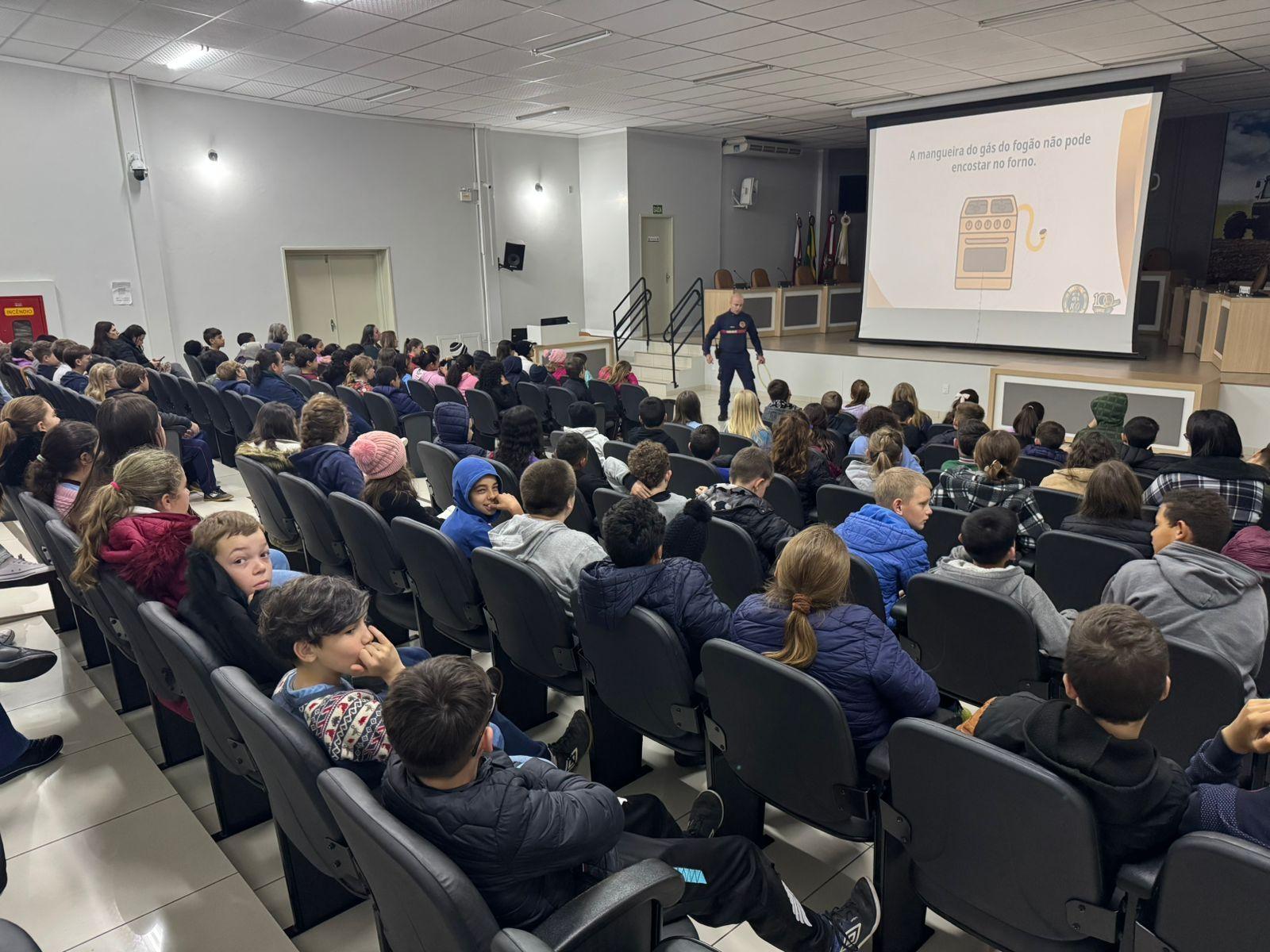 Mais de 100 estudantes participam de semana de prevenção contra incêndios em Ituporanga