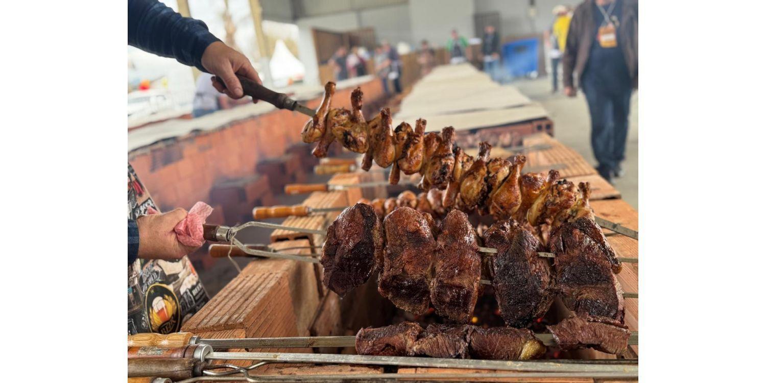 Mais de 5 mil pessoas participam de almoço na Festa da Cebola; Investimento na iniciativa supera R$ 70 mil 