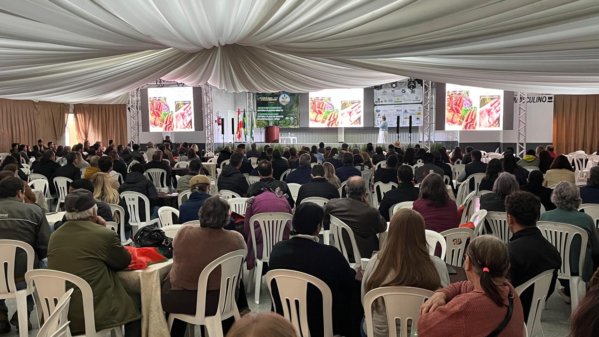 Mais de 500 pessoas participam de encontros em Atalanta para debate sobre plantio direto