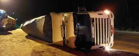 Mais uma carreta tomba na BR-470 em Ibirama