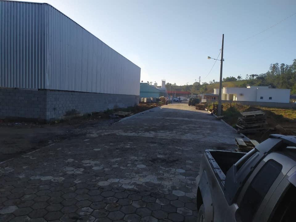 Mais uma rua na comunidade de Santa Tereza recebe calçamento em Aurora