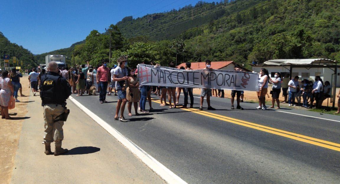 Manifestação interdita BR-470 por quase uma hora, no Alto Vale