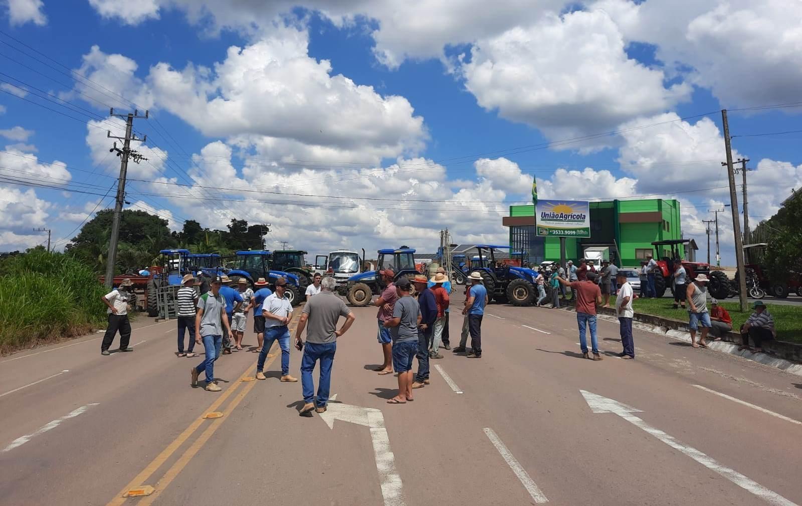 Produtores de cebola bloqueiam rodovia em Ituporanga