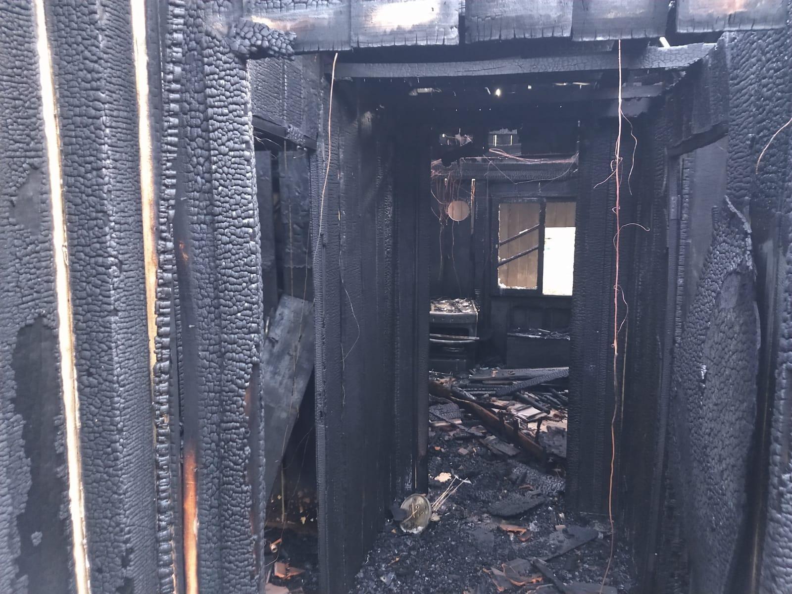 Massageador provoca incêndio que destrói residência