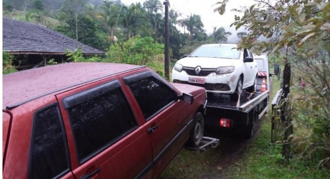 Mecânico é preso com carro roubado e peças de veículos furtados