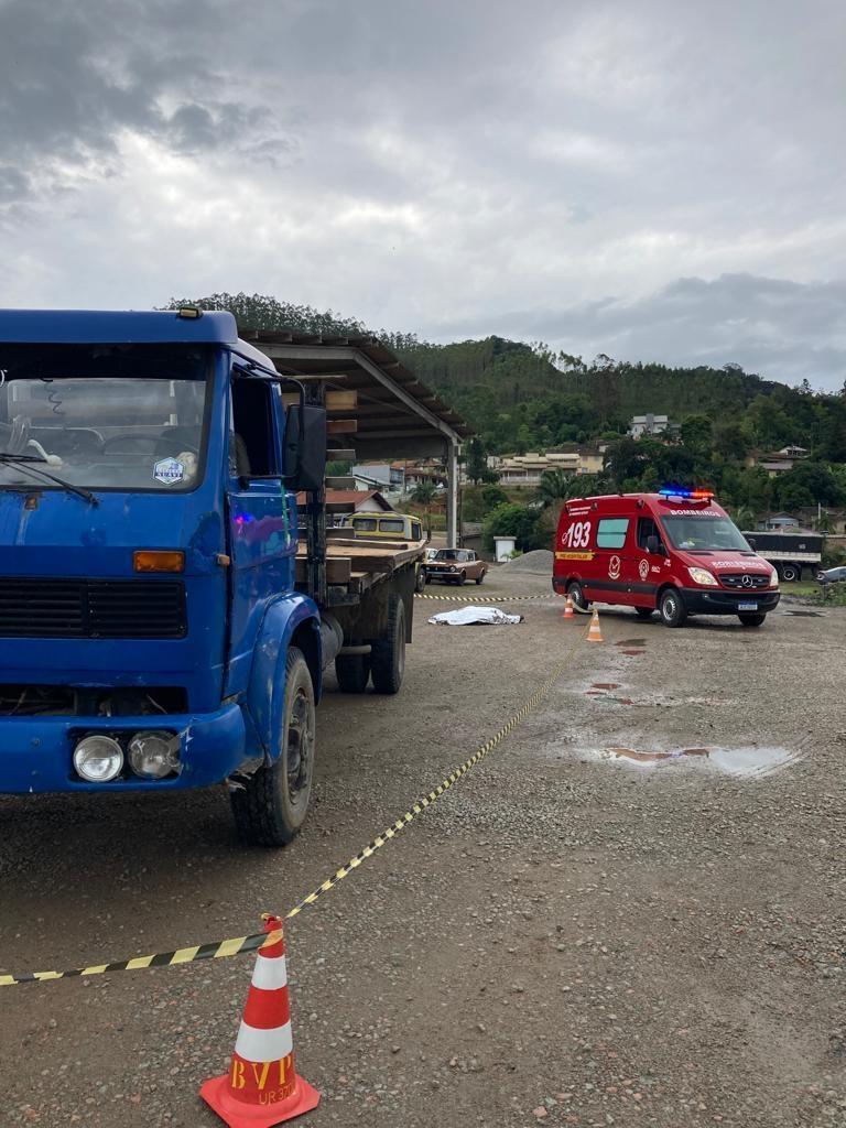 Mecânico morre enquanto fazia manutenção em caminhão no Alto Vale 