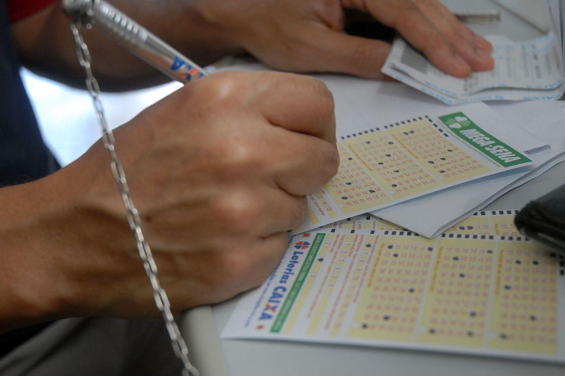 Mega-Sena acumula e pode pagar R$ 10,5 milhões no sábado 