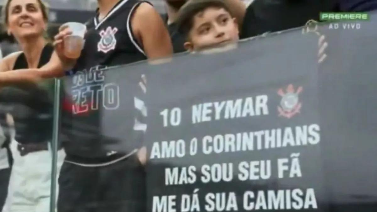 Menino corinthiano de Rio do Sul recebe camisa de Neymar e deixa estádio acompanhado pela polícia