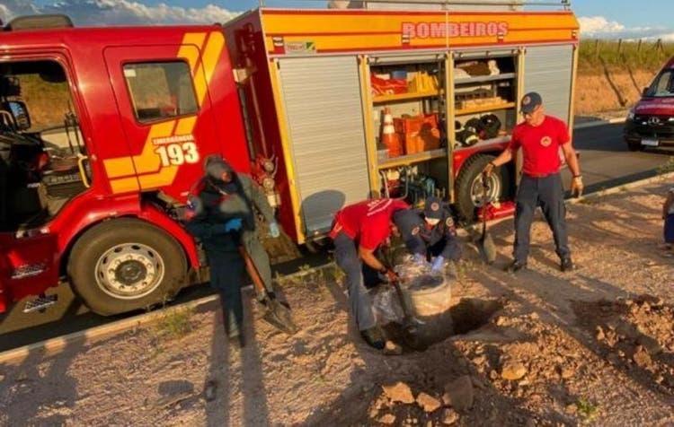 Menino de 8 anos fica preso em tubulação de concreto após se esconder para fazer xixi em SC