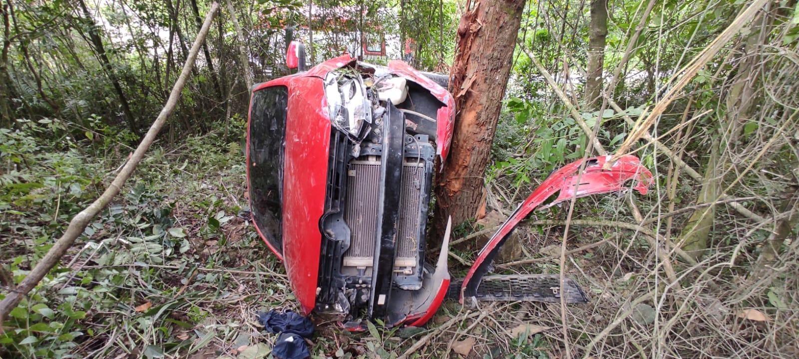  Menor de idade pega carro escondido dos pais e se envolve em grave acidente em Petrolândia