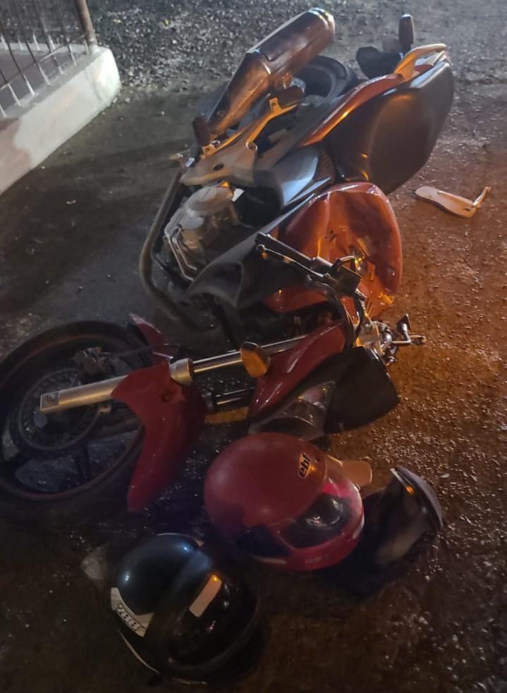 Menor de idade sofre ferimentos após colidir motocicleta