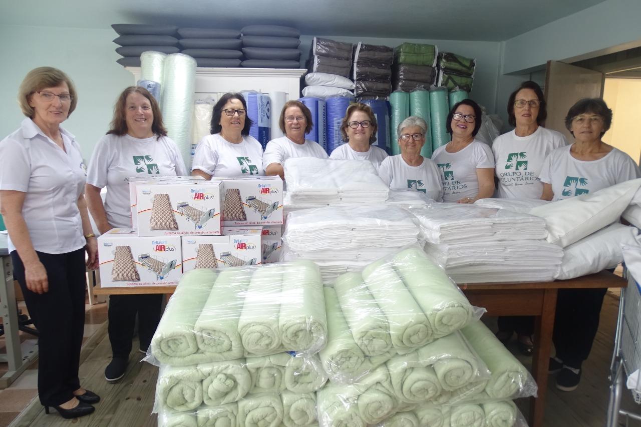 Mercadorias adquiridas com recursos arrecadados durante pedágio em prol da UTI do Hospital Bom Jesus são entregues