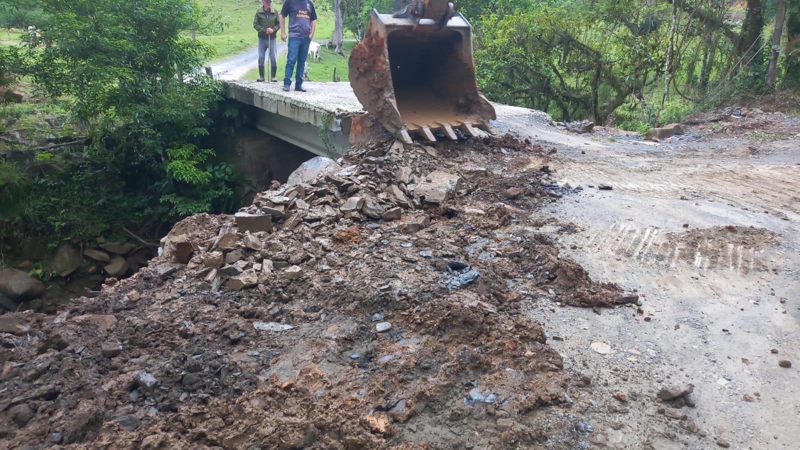 Mesmo com previsão de mais chuva, administração de Aurora dá início ao trabalho de recuperação  no município