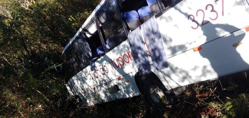 Micro-ônibus de Ituporanga com 30 passageiros cai em ribanceira no Morro da Igreja, em Urubici