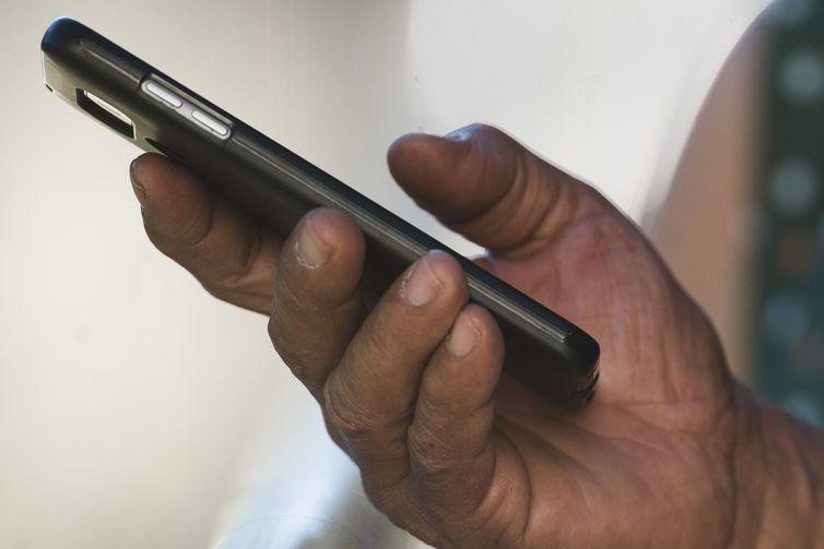 Mídias sociais elevam depressão entre meninas, diz pesquisa