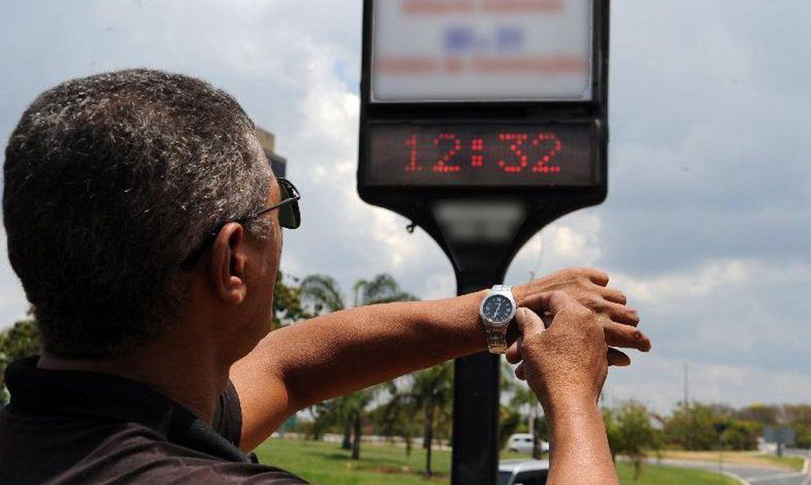 Ministro de Minas e Energia afima que "não será necessário retomar horário de verão"