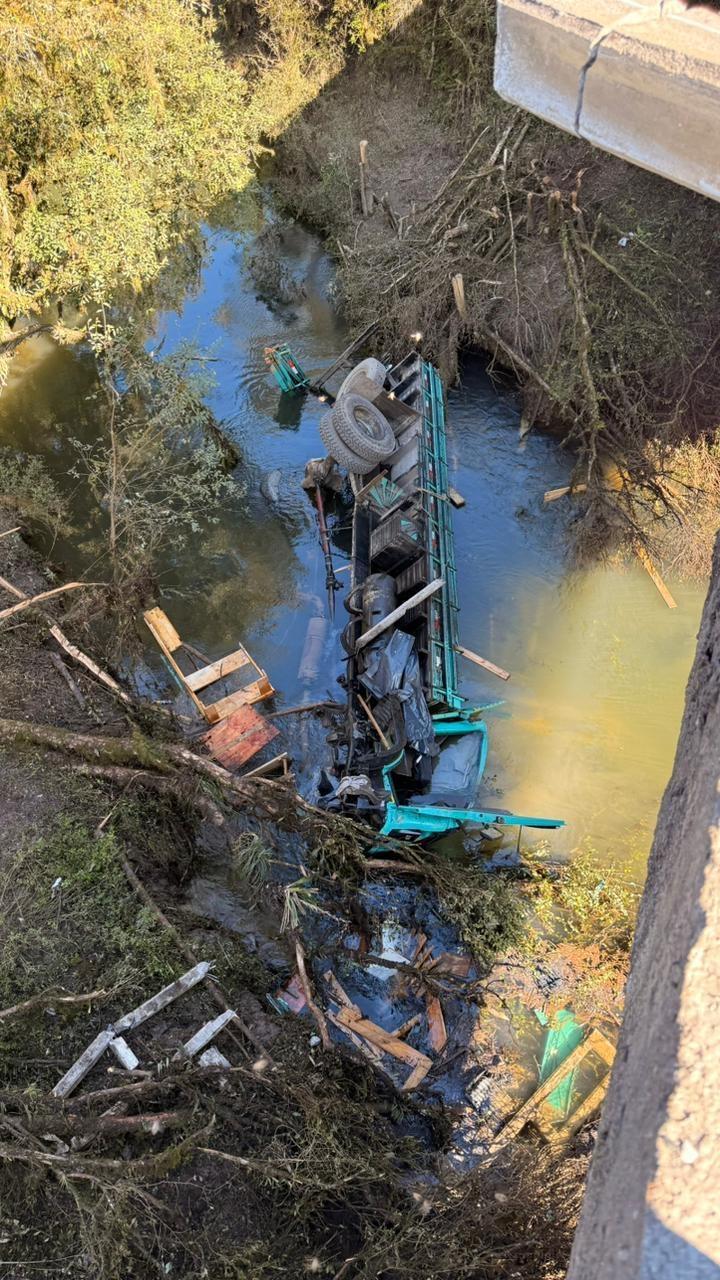 Morador do Alto Vale morre após caminhão capotar e cair de ponte