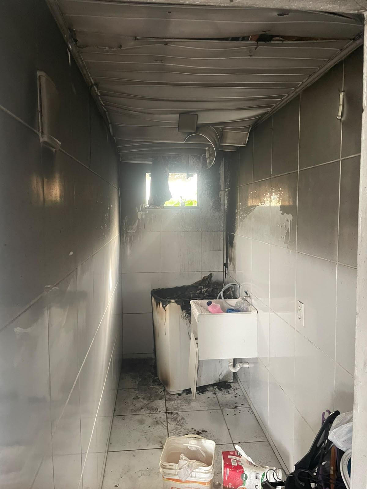Morador é acordado pela fumaça durante princípio de incêndio em residência