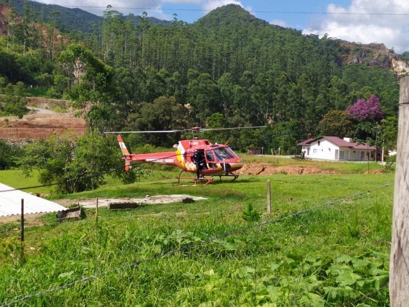 Morador é atingido por árvore, cai dentro de rio e caminha ferido em busca por ajuda em SC 