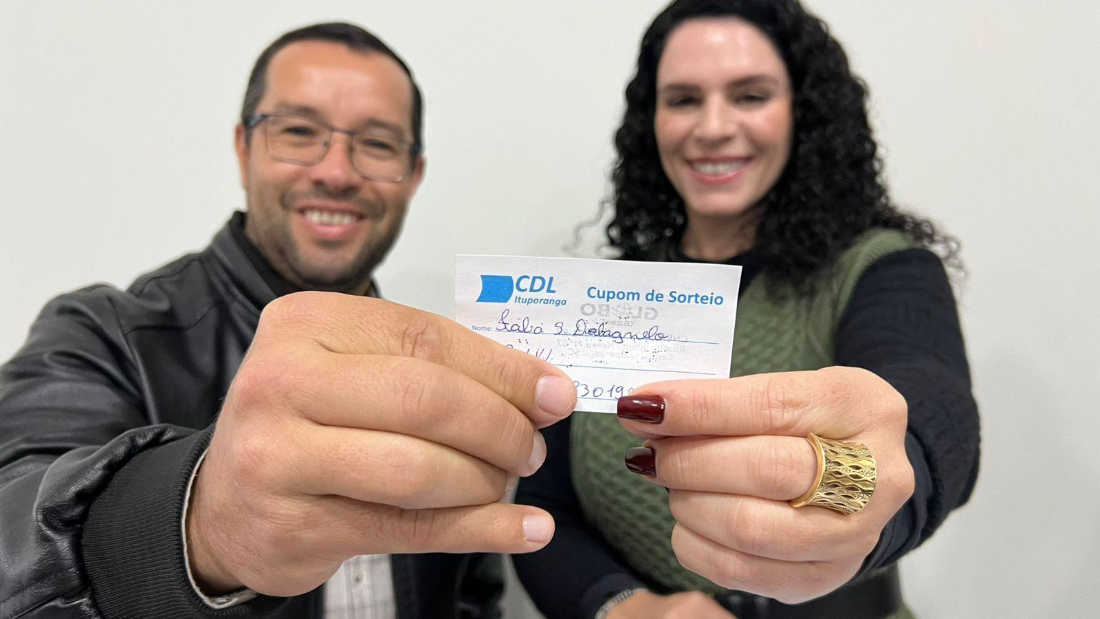 Moradora de Alfredo Wagner ganha prêmio de Dia dos Namorados da CDL de Ituporanga