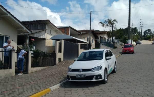 Moradores de Ituporanga recebem em casa orientações sobre sistema de esgoto