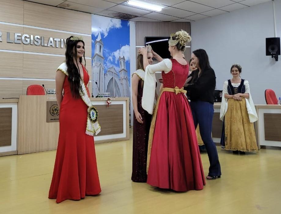 Morgana Cellarius é eleita rainha da 27ª Expofeira Nacional da Cebola