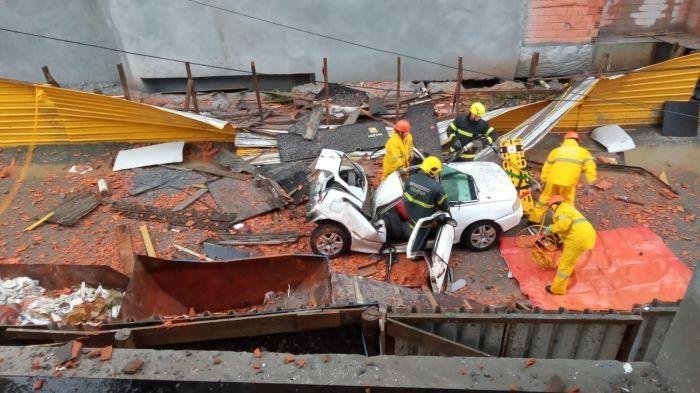 Morre no hospital motorista atingido por viga de concreto durante passagem de ciclone em SC