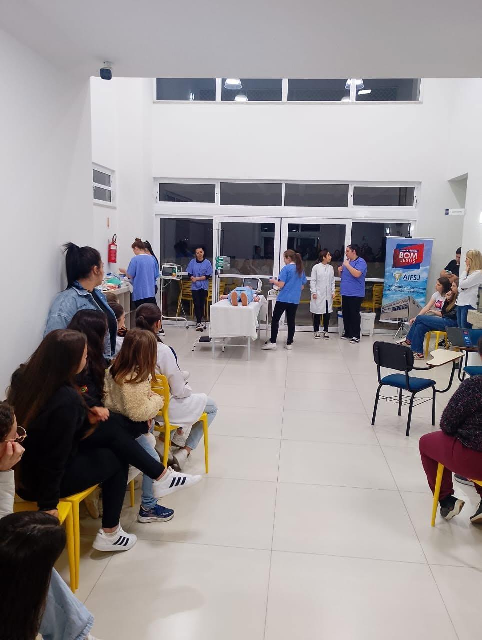 Mostra Técnica da Escola Bom Jesus apresenta profissão de enfermagem à comunidade