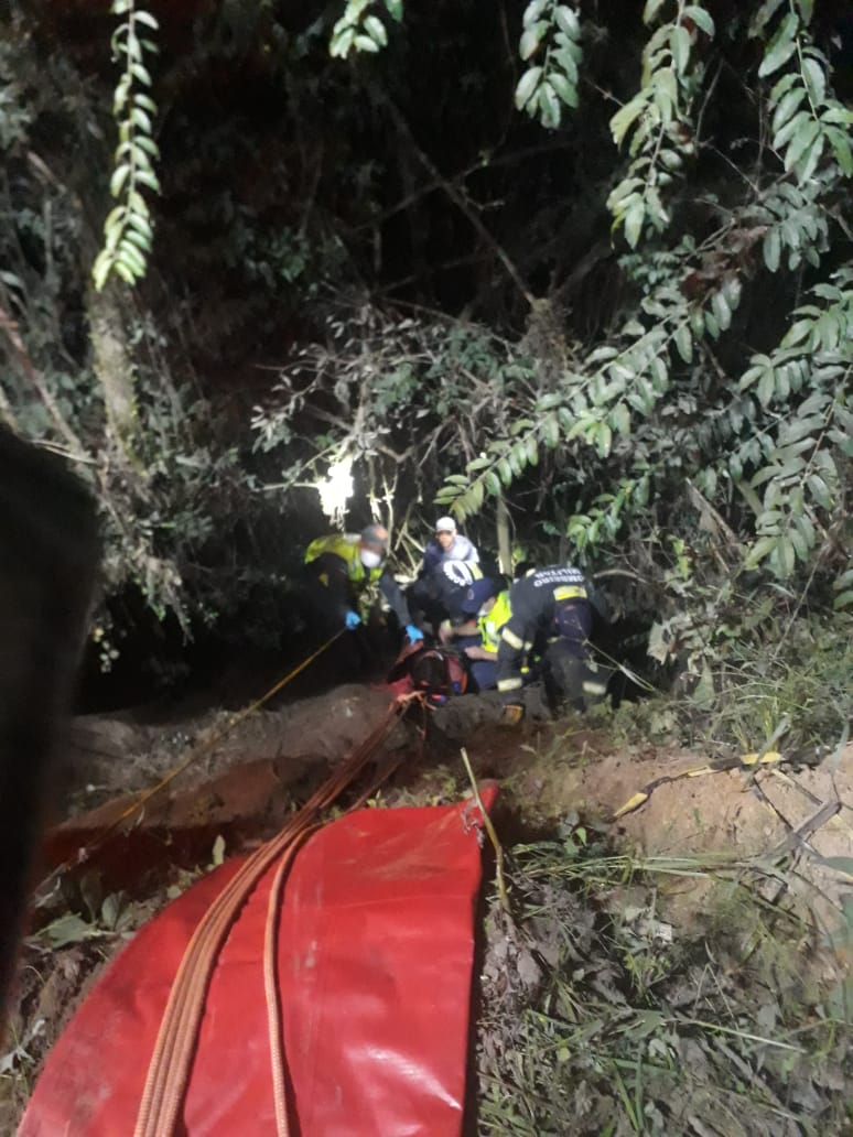 Moto com quatro pessoas cai em ribanceira em Aurora