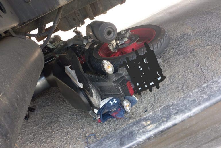 Moto vai parar embaixo de caminhão em acidente em Rio do Sul