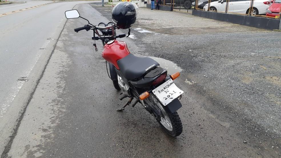Motocicleta com placa escrita à mão é flagrada em SC