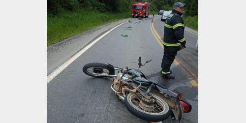 Motociclista de 22 anos morre ao bater de frente com caminhão na BR-282 