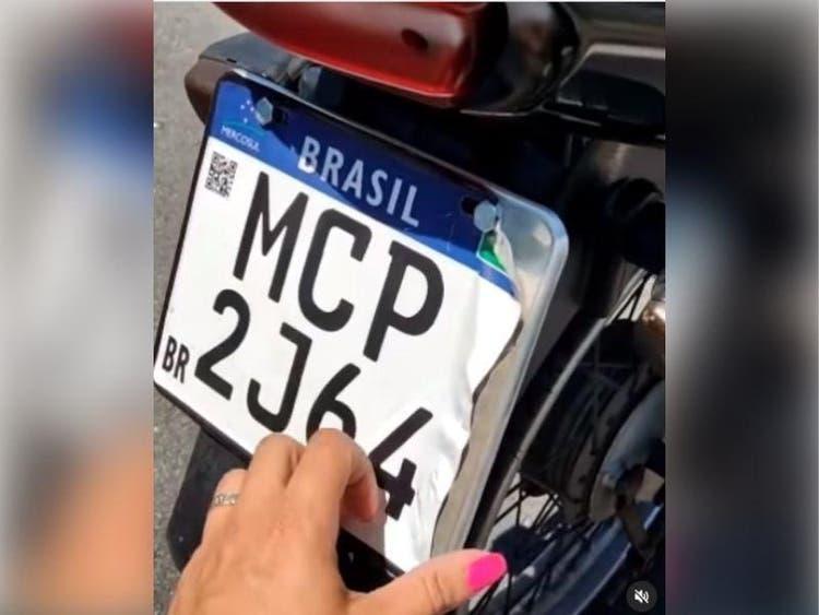 Motociclista é flagrado com placa feita de adesivo em SC