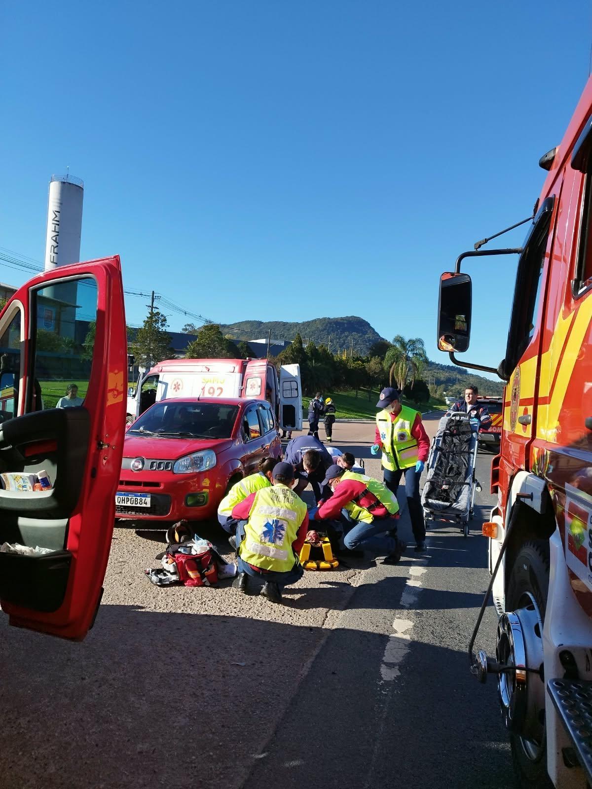 Motociclista e passageiro ficam feridos em colisão na BR-470