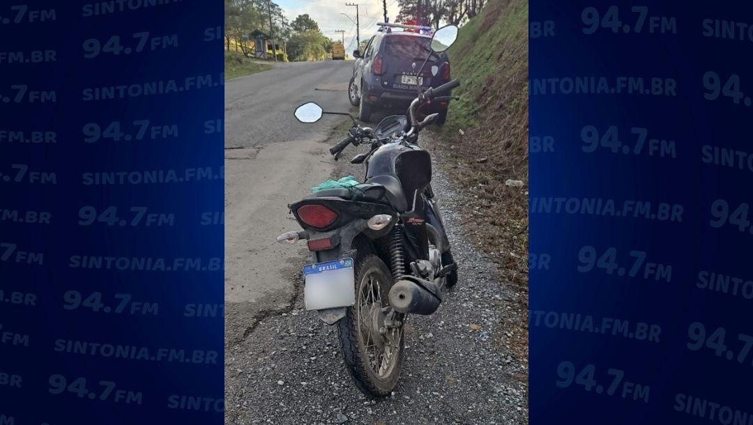 Motociclista embriagado cai no chão durante abordagem e tinha CNH vencida desde 2009
