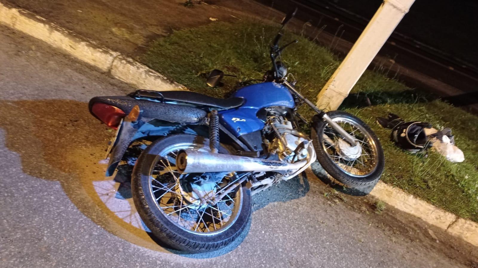 Motociclista embriagado colide em poste e fica gravemente ferido