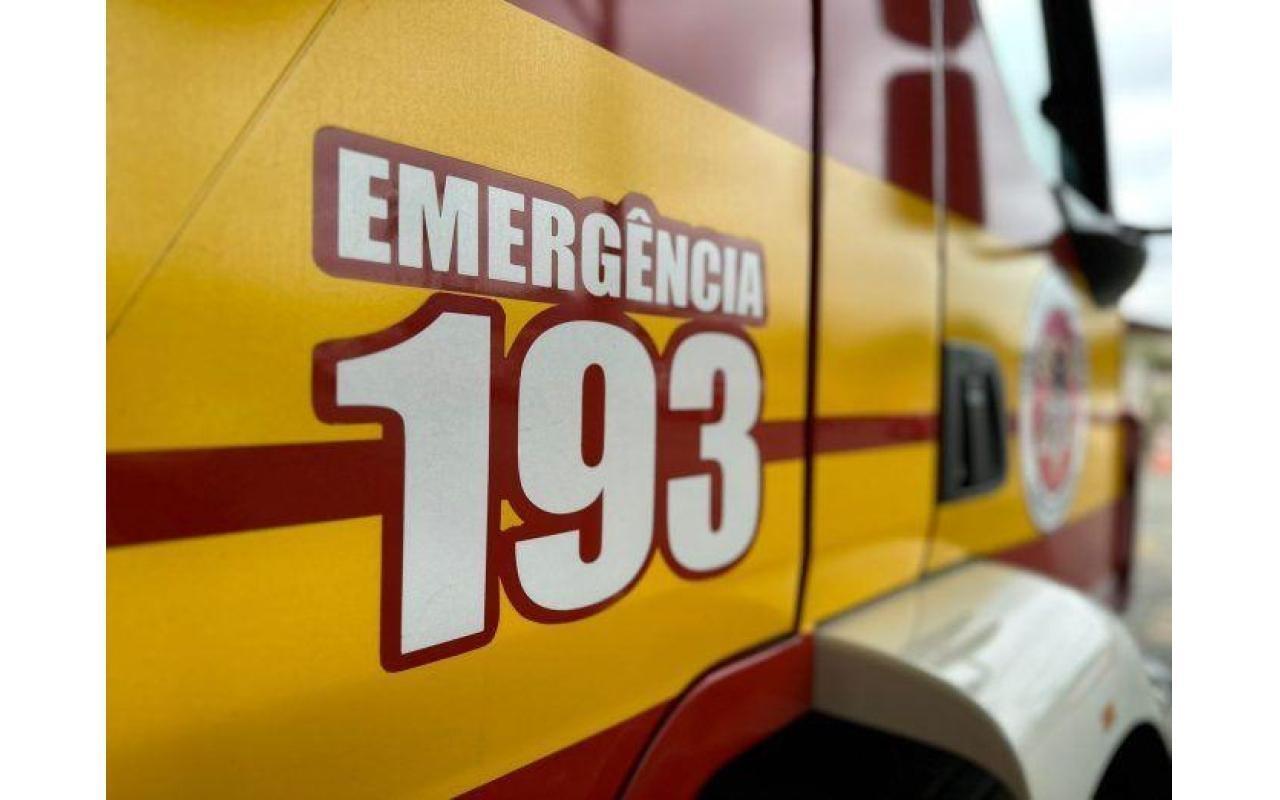 Motociclista fica ferida em colisão com carro no Centro de Petrolândia