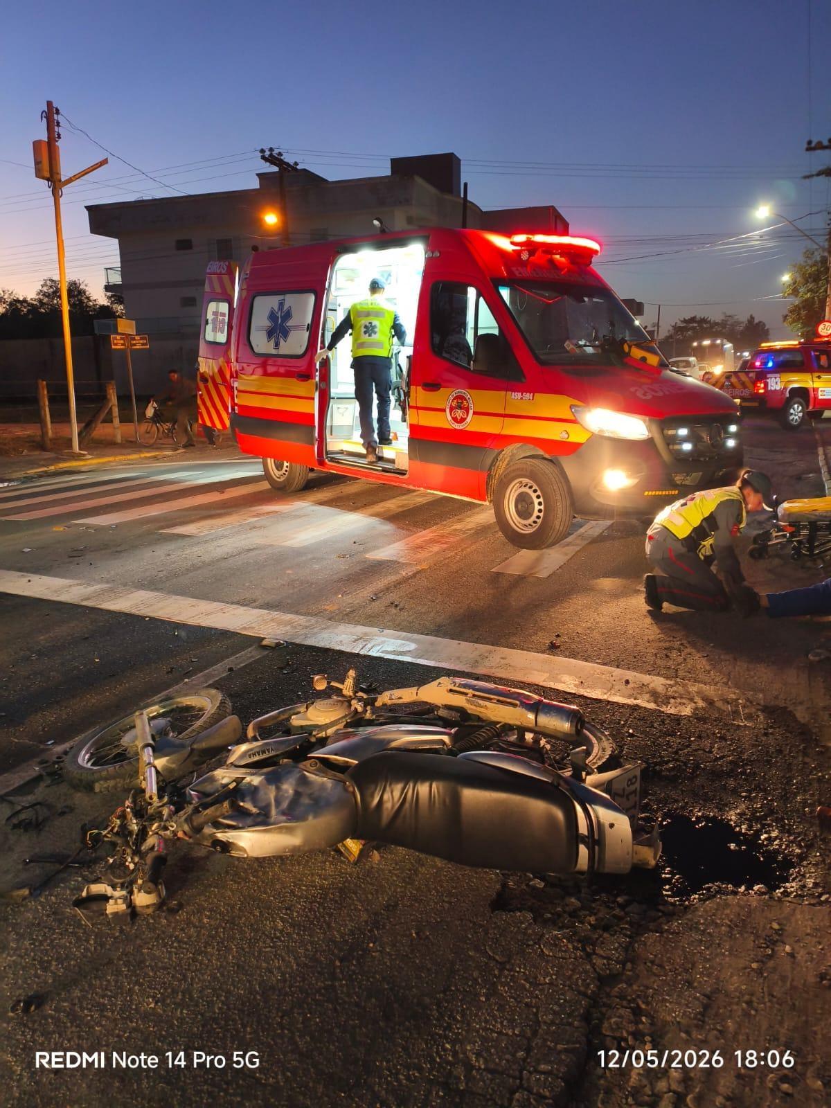 Motociclista fica ferido após acidente com caminhão
