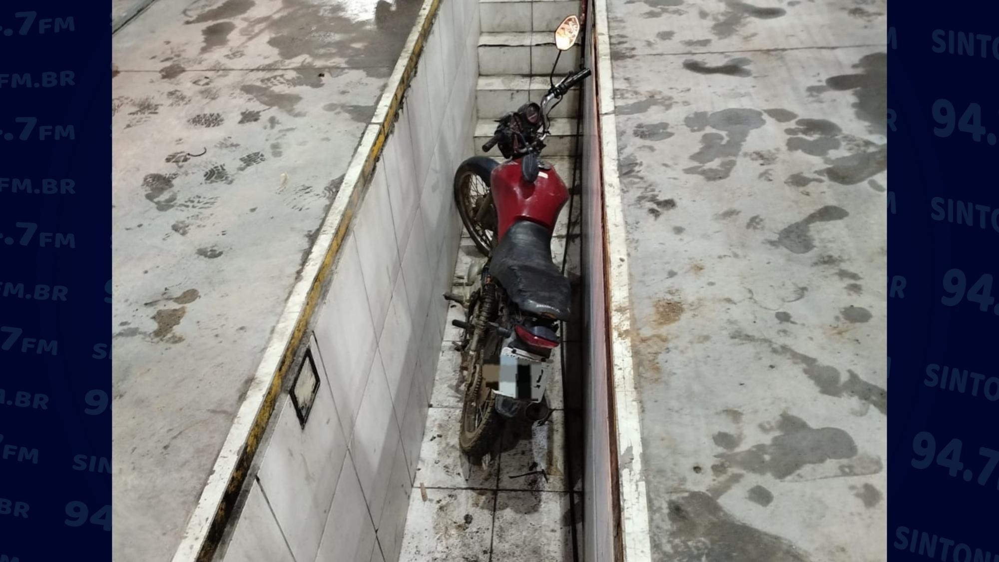 Motociclista fica ferido após cair em rampa de posto de combustíveis no Alto Vale