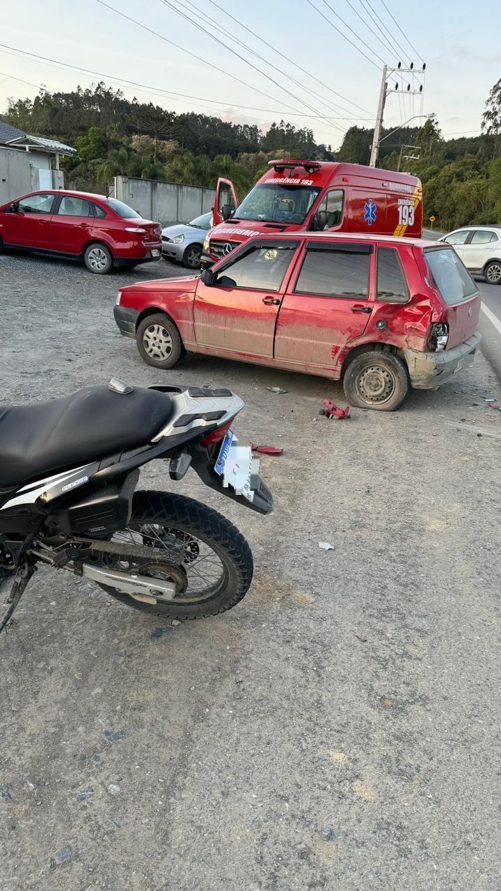 Motociclista fica ferido após colisão com carro em Imbuia