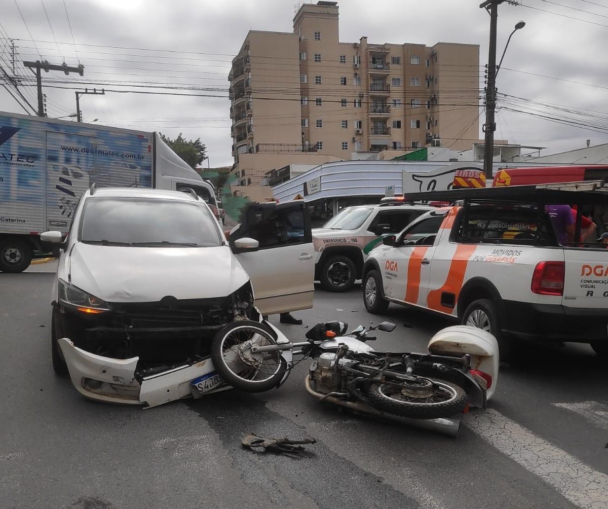 Motociclista fica ferido após colisão no centro de Ituporanga