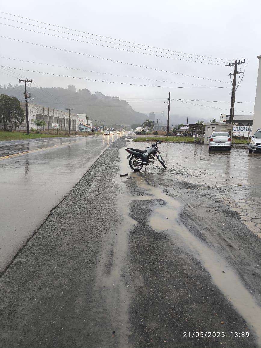Motociclista fica ferido em colisão com caminhão na SC-350, em Aurora