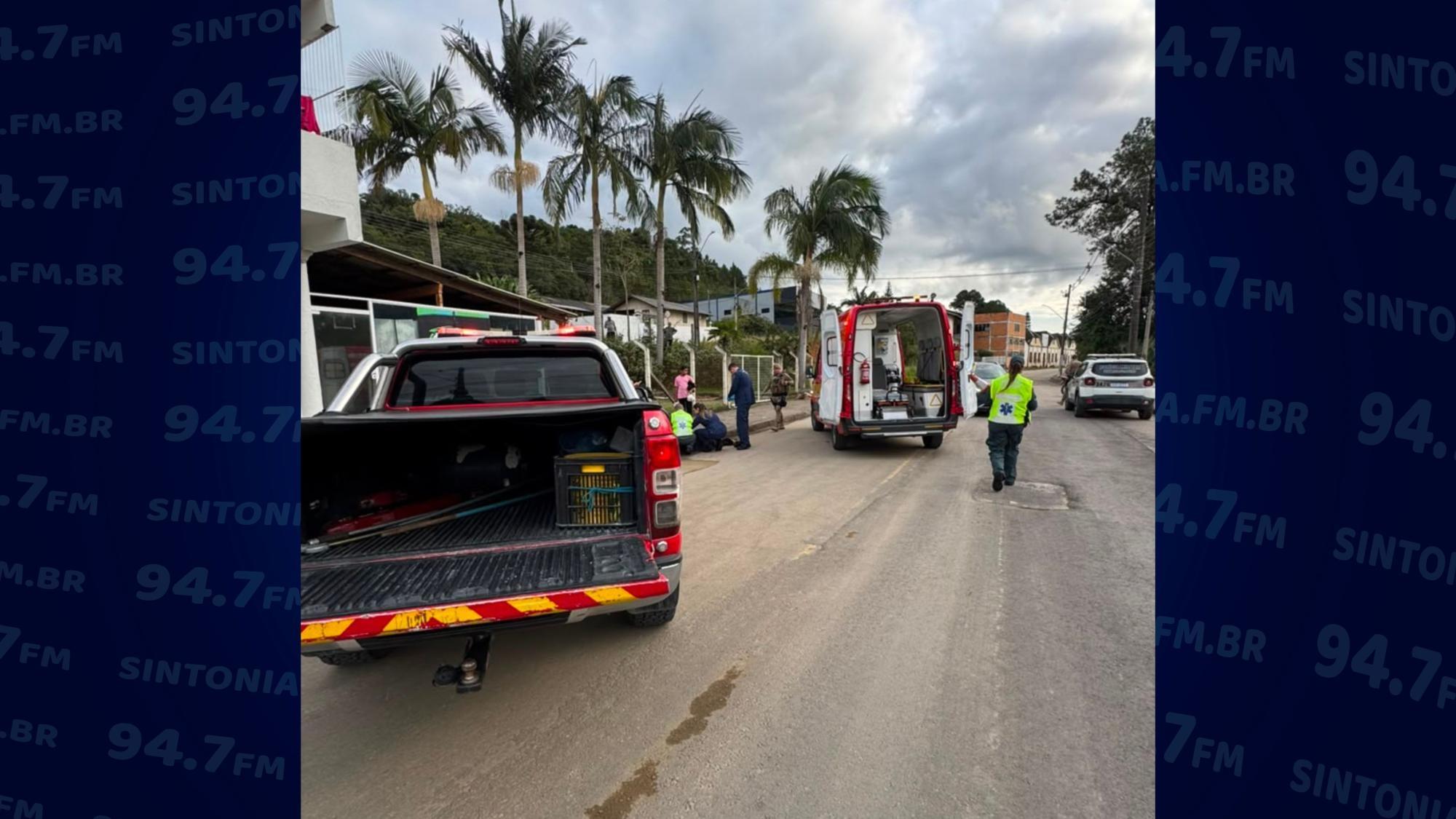 Motociclista fica ferido em colisão com carro no Alto Vale