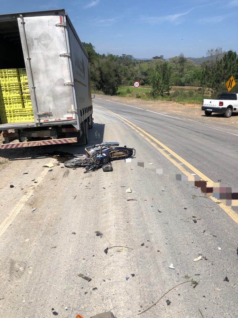 Motociclista fica gravemente ferido após colidir em caminhão 