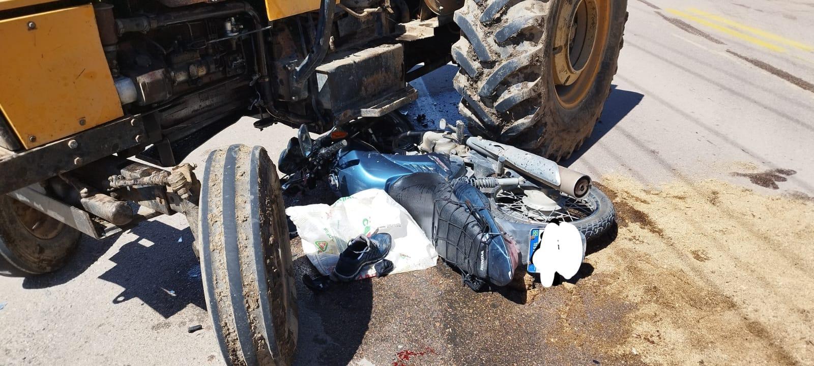 Motociclista fica gravemente ferido após colisão em trator na SC-110 em Ituporanga