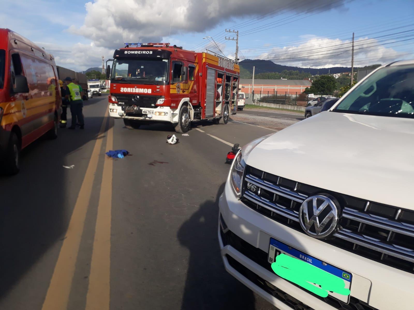 Motociclista fica gravemente ferido após colisão na BR-470